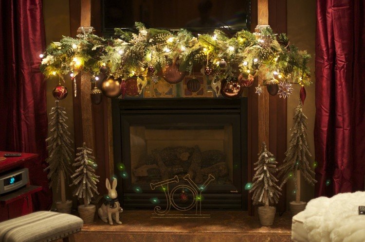Juldekoration med grangarlands mantelpiece julgranskulor