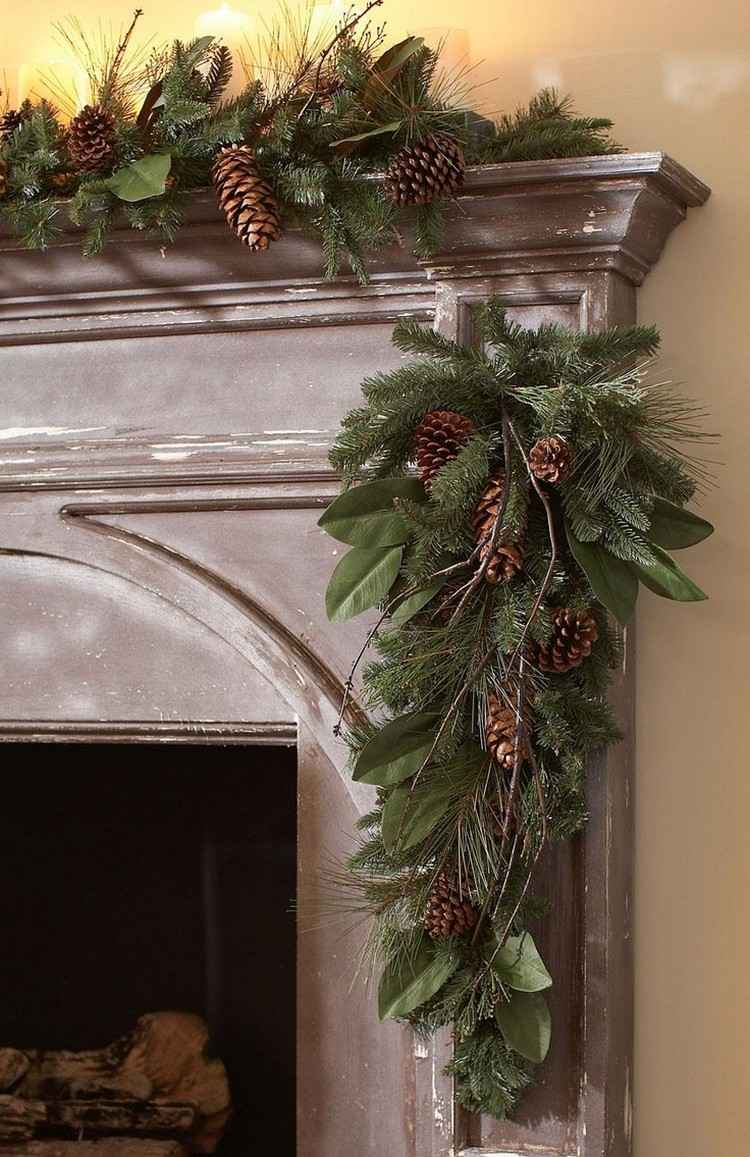Juldekoration-gran-krans-mantelpiece-gran-grenar-magnolia blad-tallkottar