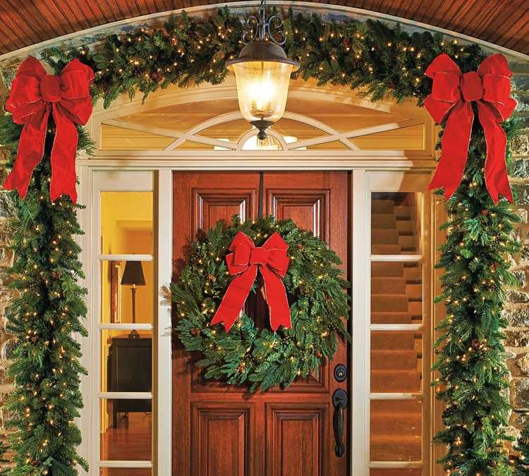 juldekoration med grangarlander fairy lights rött bandlykta