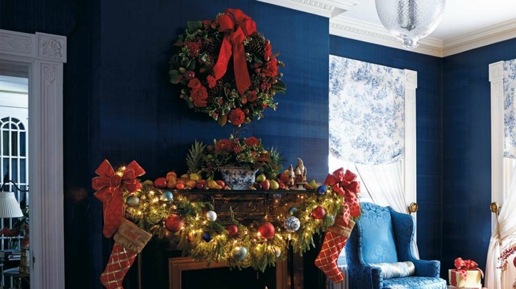 juldekoration med gran kransar mantelpiece design strumpor krans vägg