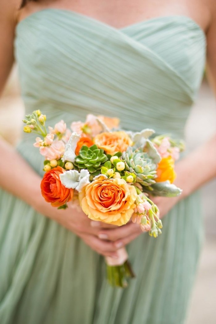 Brudtärnor klänning höst-bröllop-pastell grön-bukett-apelsin-rosor
