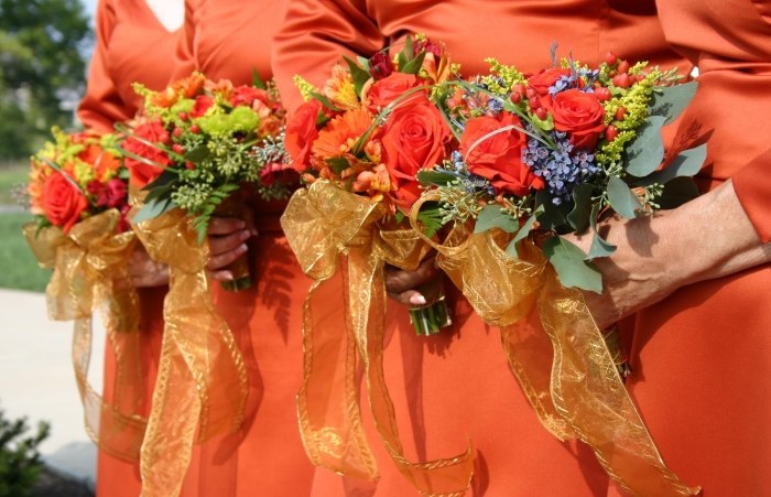 Brudtärnor klänning-höst-bröllop-orange-guld-rosetter