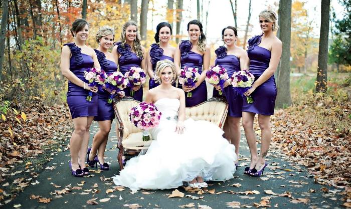 klänning-tärnor-höst-bröllop-kort-lila-färg-en-axel-klänningar