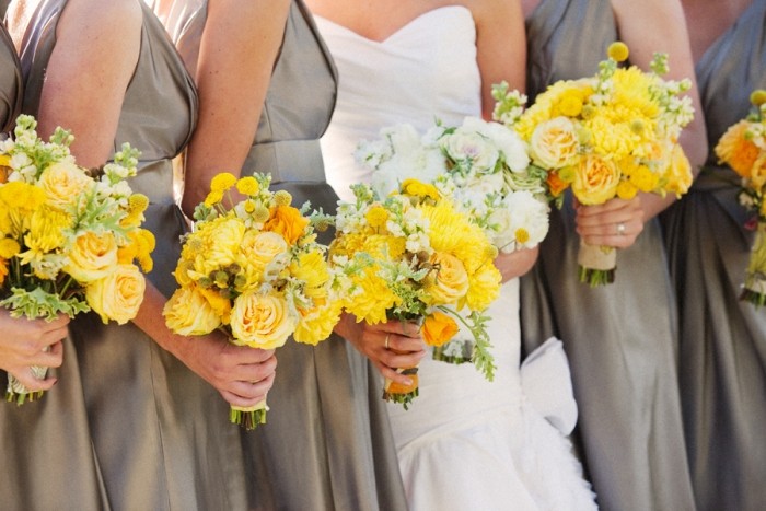 klänning-tärnor-höst-bröllop-grå-golv-längd-gul-bukett