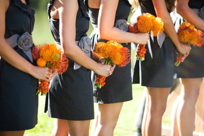 klänning-tärnor-höst-bröllop-mörk-grå-kort-ljus-grå-bälte-orange-blommor