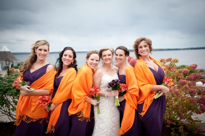 brudtärna-klänningar-höst-bröllop-lila-klänningar-orange-halsdukar