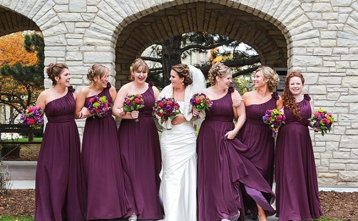 brudtärna-klänningar-höst-bröllop-lila-golv-längd-en-axel-klänningar