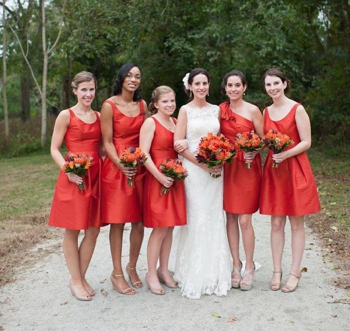 tärnor-klänningar-höst-bröllop-mörk-orange-kort-olika-modeller