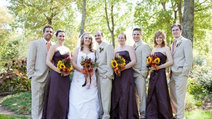 tärnor-klänningar-höst-bröllop-mörk-lila-aubergine-solrosor