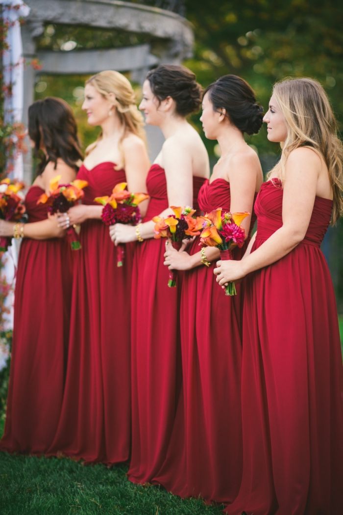 tärnor-klänningar-höst-bröllop-golv-längd-röd-hjärta-halsringning