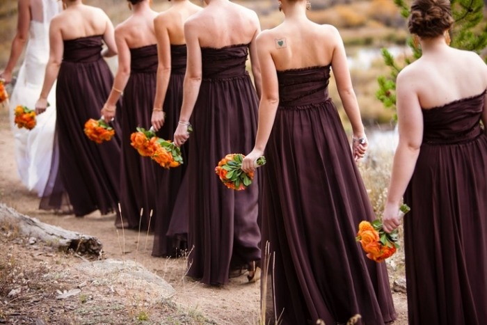 tärnor-klänningar-höst-bröllop-golv-längd-plommon-färg-orange-buketter