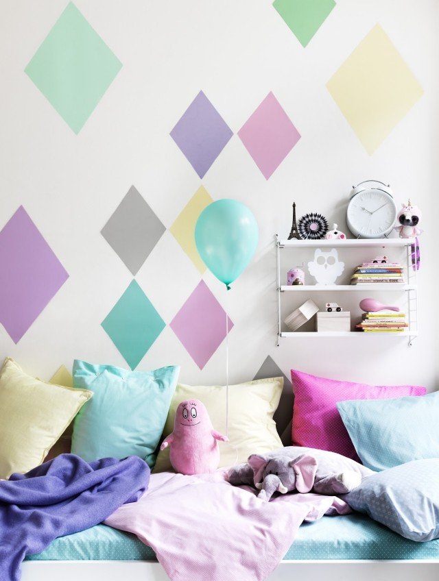 barnrum-flicka-möblering-pastell-färger-diamant-mönster-vägg-dekoration