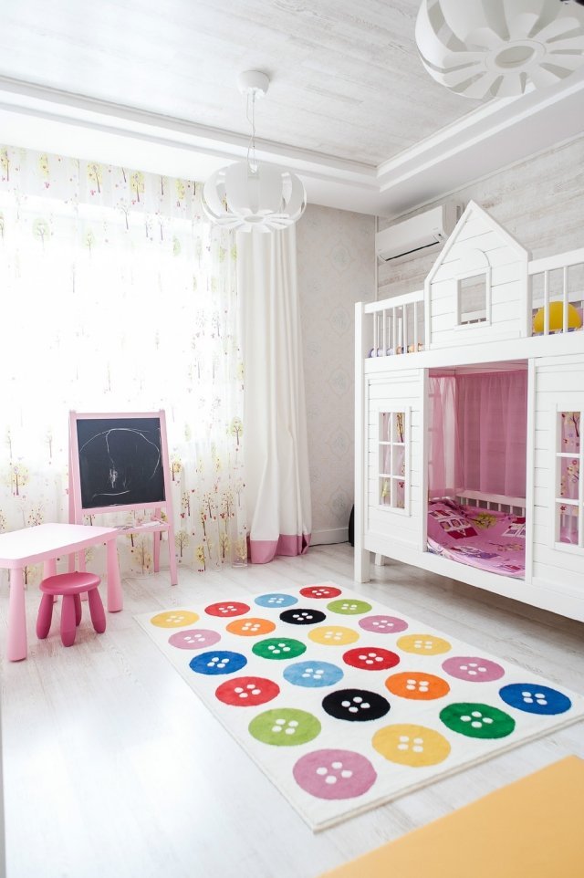 dagis-flicka-möblering-våningssäng-hus-rosa-vit