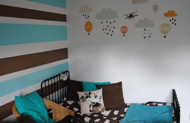 uppsättning-barnrum-pojke-vägg-dekoration-ränder-blå-brun-klistermärken-ballonger-regniga moln
