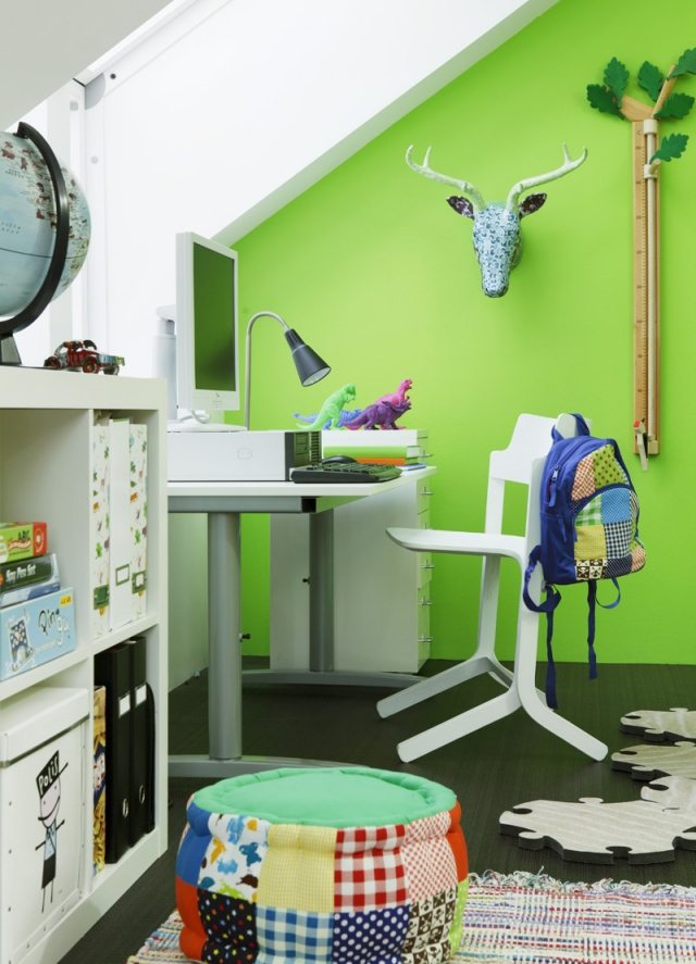 inrättat i barnrummet-pojke-dachschraege-maj-grön-vägg-målar-lärande plats