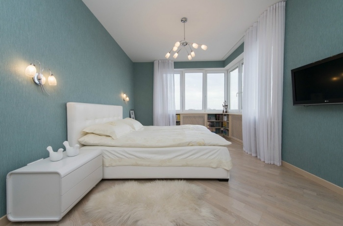 sovrum-färger-vita-möbler-ljusblå-väggfärg