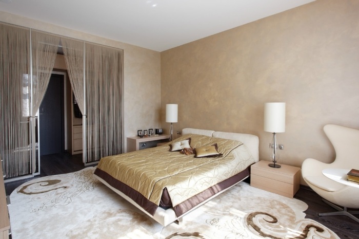 sovrum-exempel-färger-beige-brun-målning-teknik-vägg-design