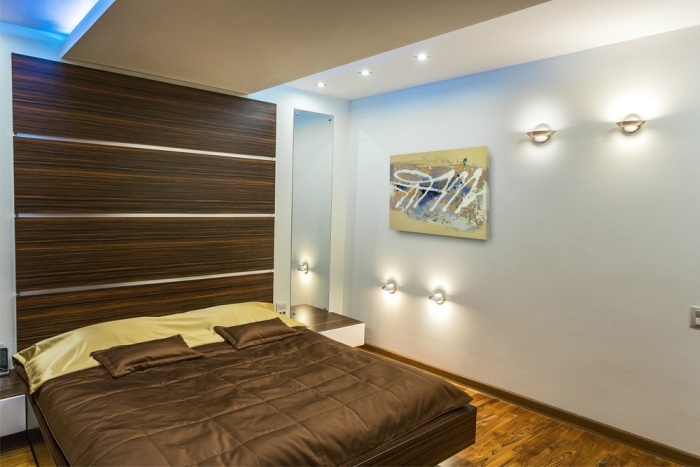 moderna sovrum-färger-choklad-brun-trä-panel-vägglampor