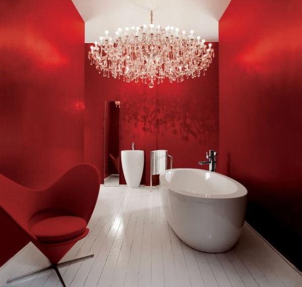 röd väggstol extravagant inredningsdesign stor ljuskrona