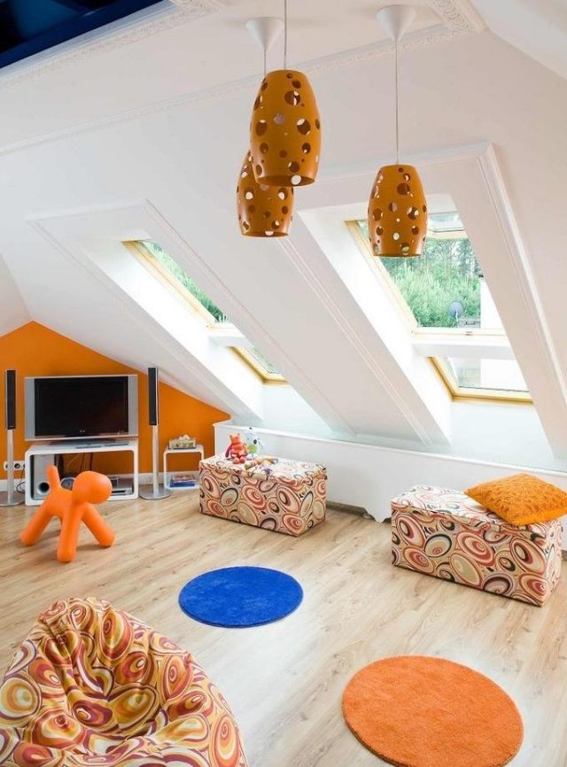 ungdomsrum-idéer-deco-sluttande tak-orange-vita-möbler
