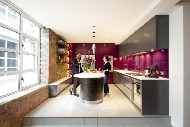 kök vägg design idéer druva lila glas stänk skydd grå fronter