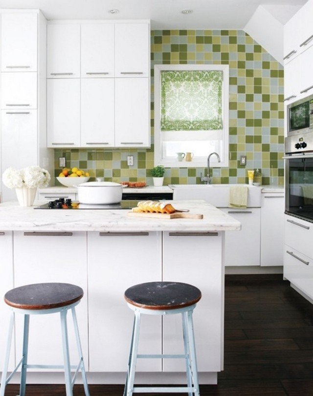 kök-vägg-kakel-mosaik-grön-blå-vit-skåp