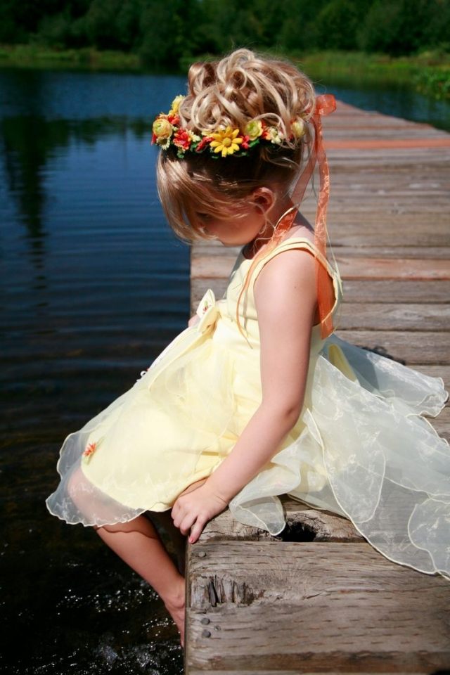blomma-flicka-frisyr-updo-gul-klänning