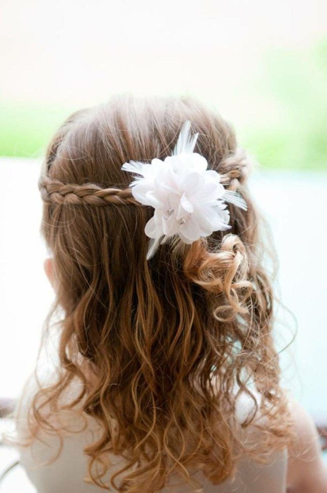 barnfrisyrer-tjejer-bröllop-halvöppna-flätor-blomma-hårtillbehör