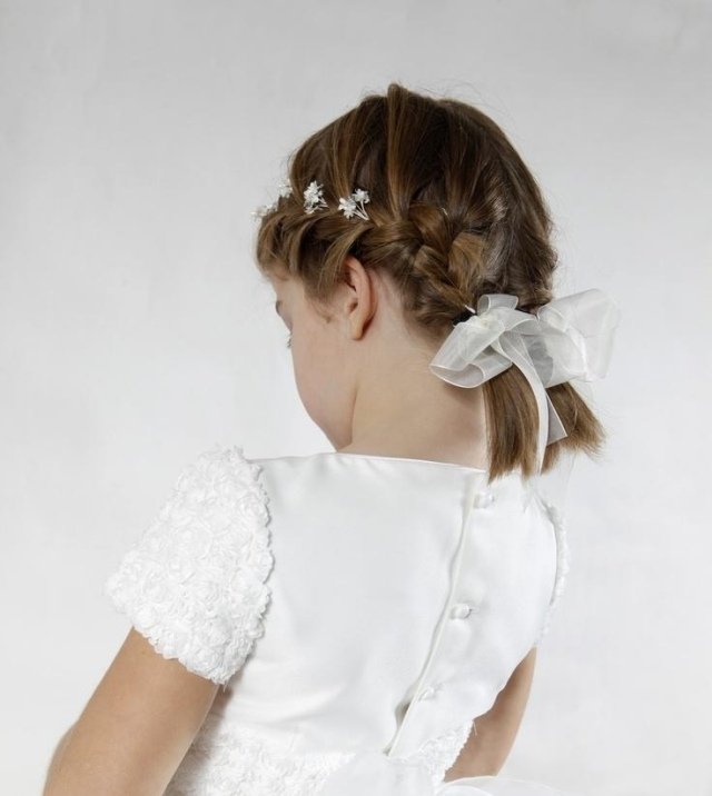 barns frisyrer-flickor-bröllop-flätor-flätor-vita-band-blommor