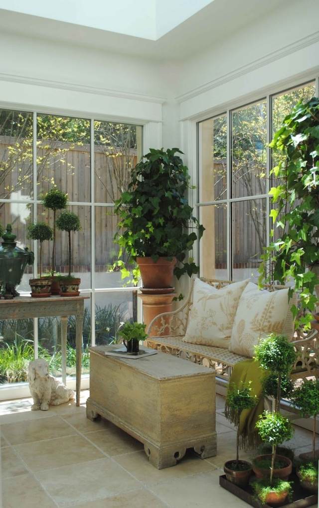 vinterträdgård-inredning-engelsk stil-romantisk-vintage-möbler-murgröna-kruka