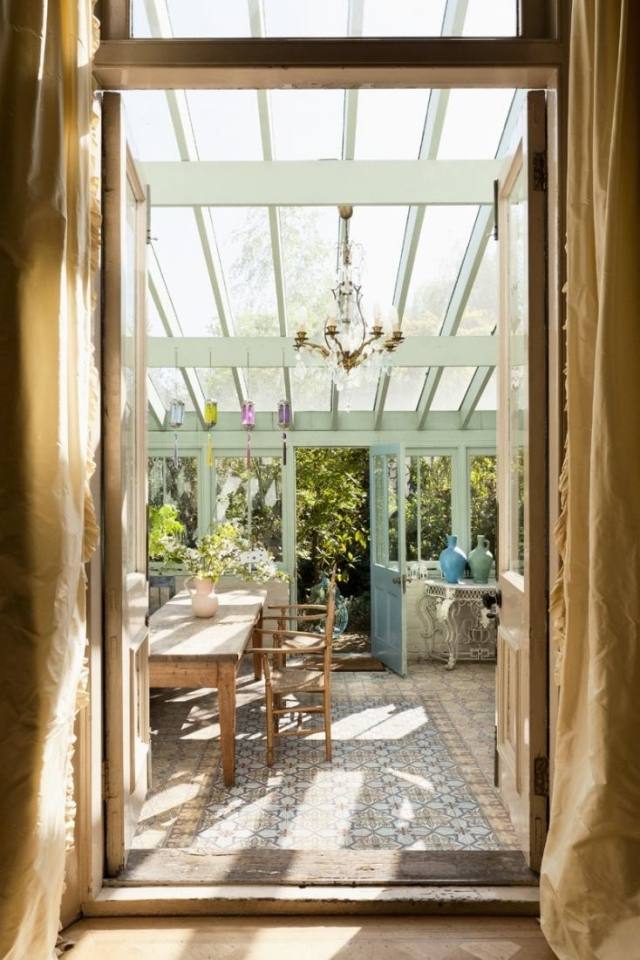 vinterträdgård-trä-aluminium-konstruktion-glastak-gamla-matmöbler