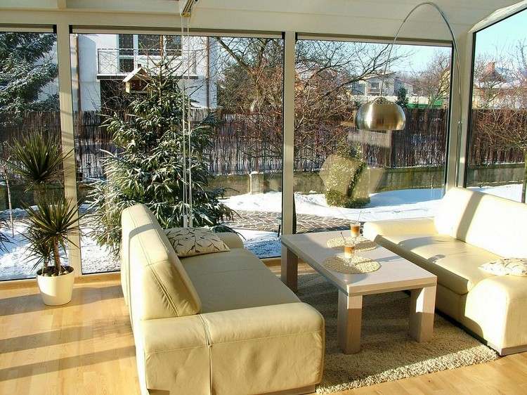 Vinterträdgård-design-lounge-område-trä-laminatgolv