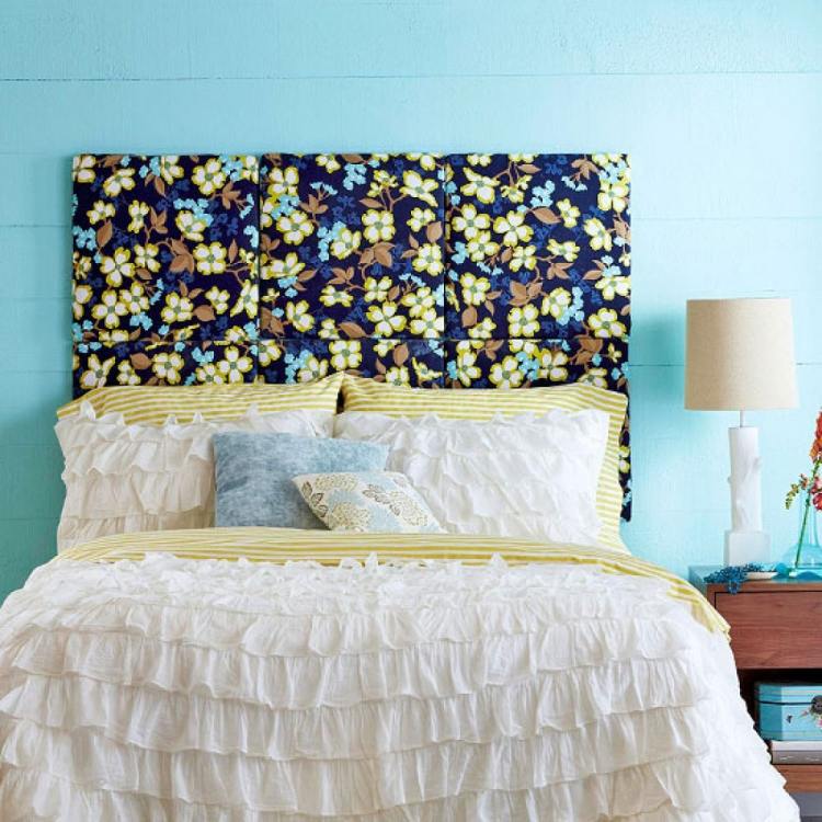 säng-sänggavel-diy-vägg-färg-turkos-täckt-färgrikt-tyg-blommigt-sänglinne-överkast