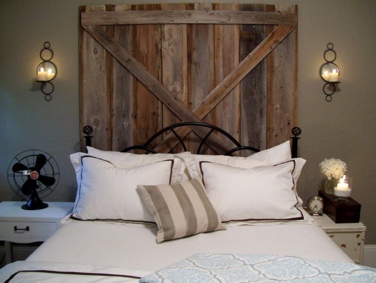 säng-sänggavel-diy-trä-ytterdörr-gammal-vintage-rustik-industriell stil