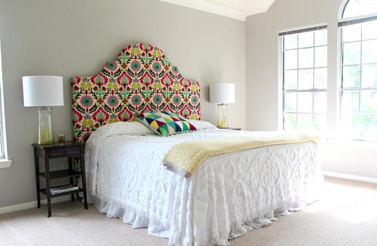 säng-sänggavel-diy-täckt-stoppad-färgglada-tyg-ornament-mönster-ljusa-rum