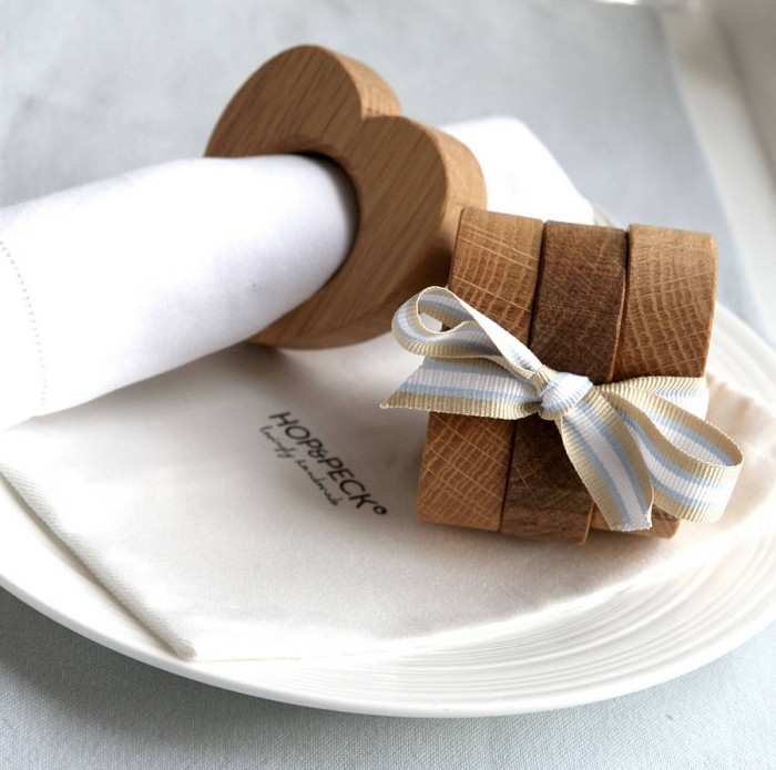 Idéer-för-servett-ringar-servetter-vit-gjord-av-tyg-bröllop-dekoration