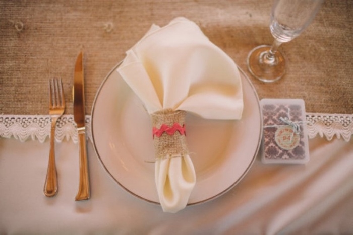 Idéer-för-servett-ringar-rustikt-bröllop-bord-arrangemang