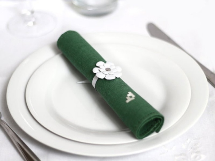 Vårbröllop-färger-dekor-idéer-vitt-gräs grön-blomma-servett-ring