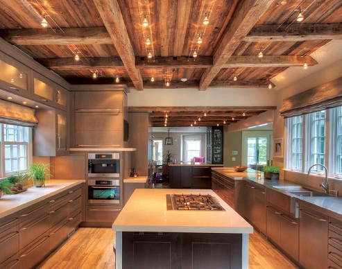 Κουζίνα με ξύλινη οροφή