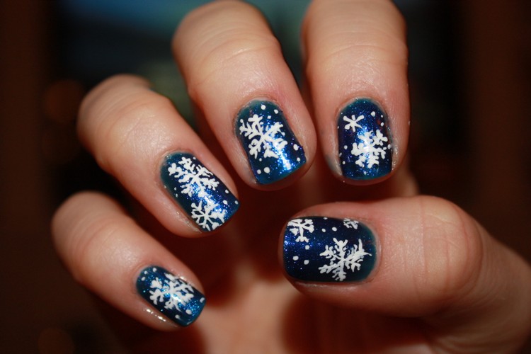Nageldesign-bilder-jul-vinter-snöflingor-blå-glitter-lack