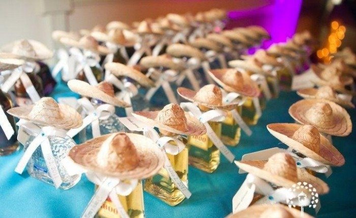 Bröllop gynnar mini-tequila-flaskor-små-sombrero-hattar