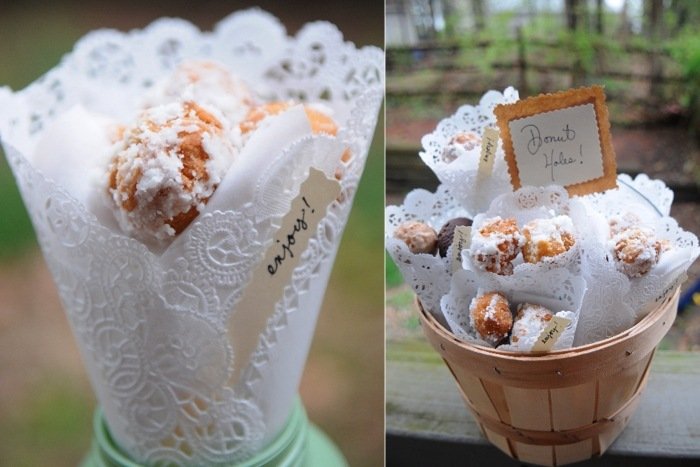 Bröllop gynnar rustika-muffins-doilies