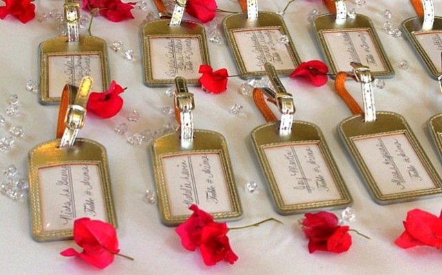 gåvor-bröllop-gäster-resväska-etiketter-original-idéer