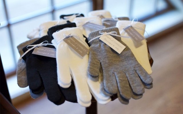 gåvor-bröllop-gäster-vinter-bröllop-handskar
