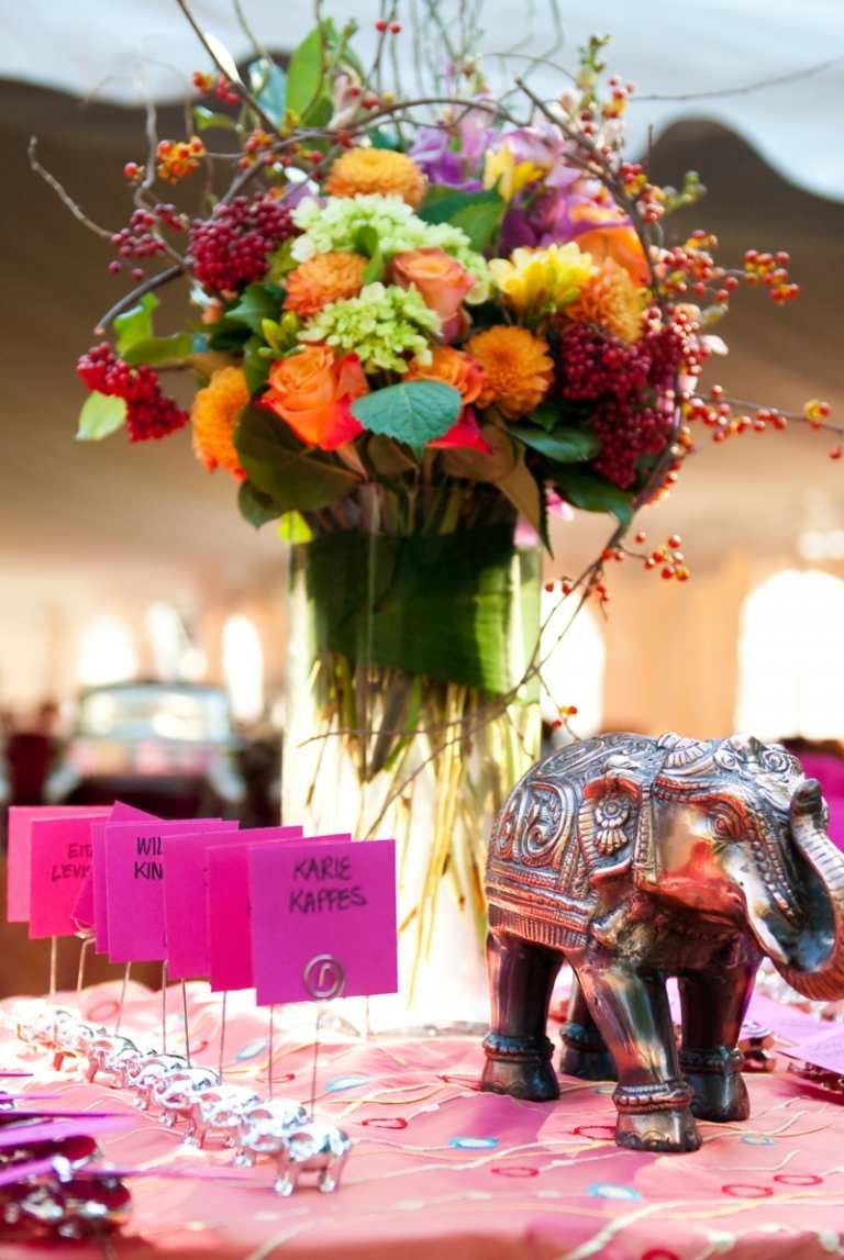 blomsterarrangemang färgglada färger fuchsia elefant dekoration vas