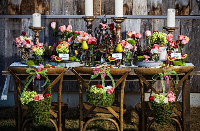 rustika-bröllop-idéer-dekoration-utomhus-bord-ljus-naturmaterial