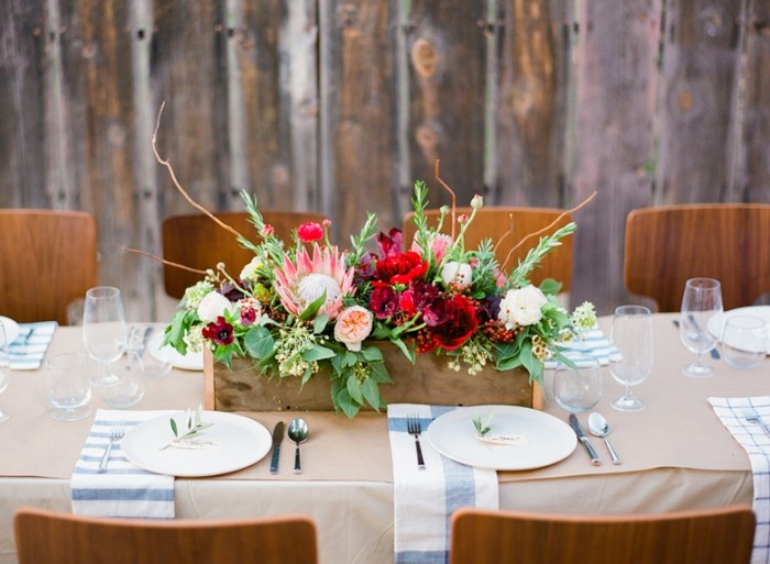 rustikt-bröllop-bord-dekoration-blomsterarrangemang-vackert