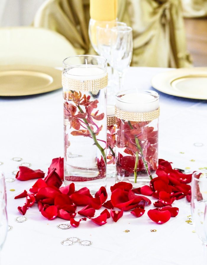 bordsdekoration-bröllop-blommor-blad-röda doftljus