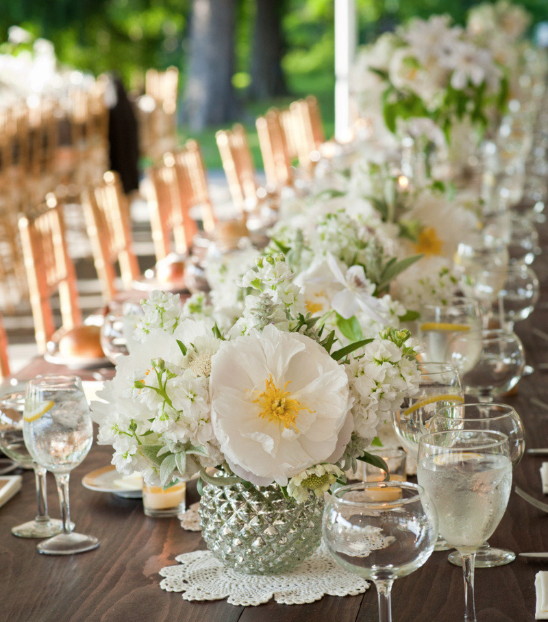 blomsterarrangemang vita blommor vinglas långt bord deco