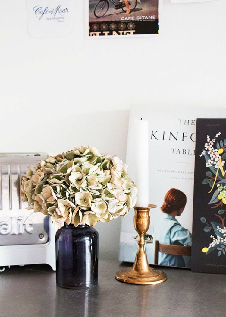 30 eleganta höstdekorationer blommor i skandinavisk stil torkad vas mörkblå